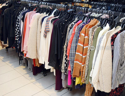 奶油色的優雅 衣架上的時尚哲學